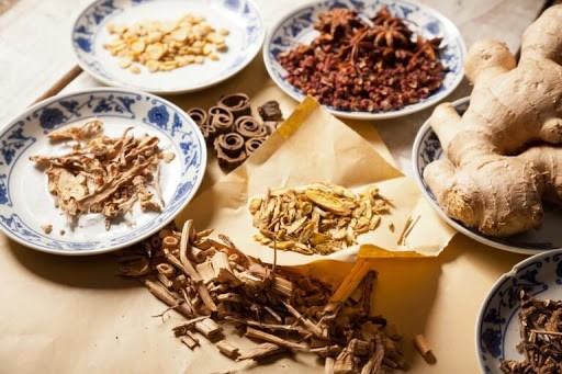 Hỗ trợ chữa phong thấp ở người cao tuổi bằng cây thuốc dễ kiếm