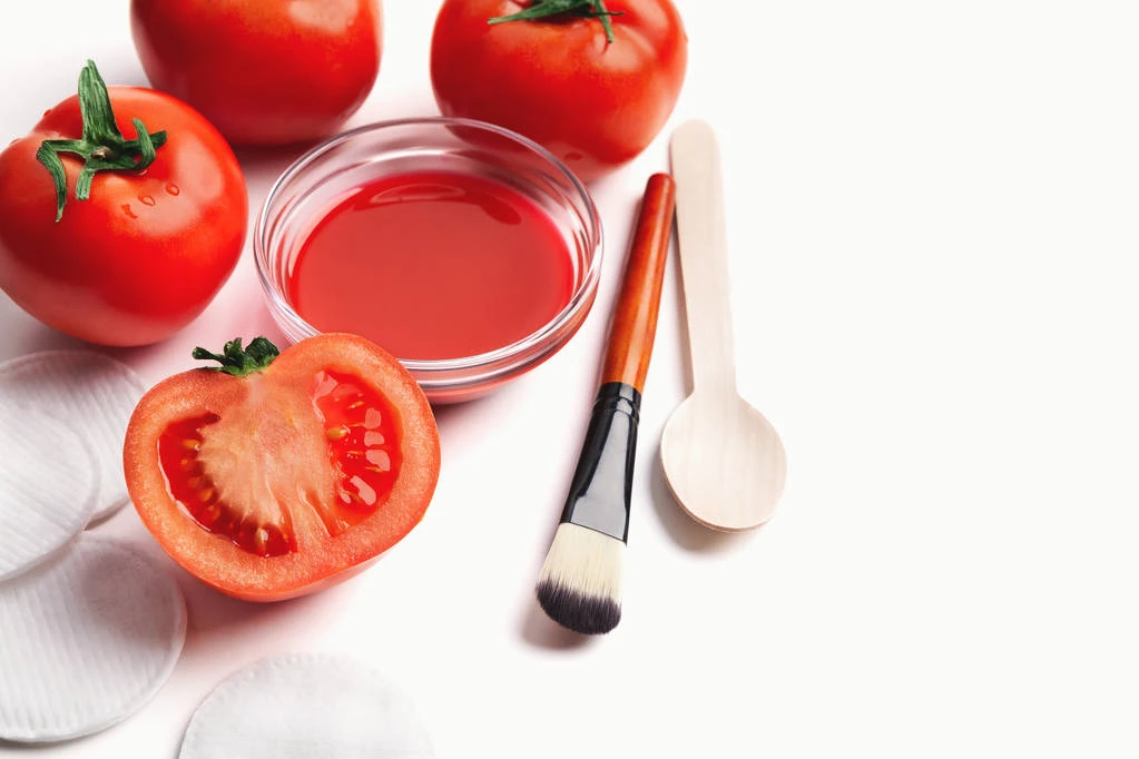 Lợi ích của việc đắp cà chua lên mặt